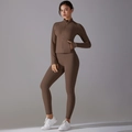 Detail van de bruine yogaset met legging en slank sportjack met ritssluiting - S / Kastanjebruin