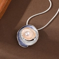 Collana a fiore in argento con smalto blu e rosa e perla centrale incastonata - Ciondolo Perla Rosa Sfumato Blu - Argento