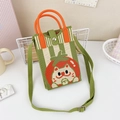 Dettaglio della simpatica borsa a tracolla in maglia con spalline verdi e motivo a gatto - 3-Gatto dei Cartoni Animati Verde e Bianco