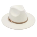 Détail d'un chapeau fedora blanc en laine avec ruban en cuir marron et boucle dorée - Taille unique / Blanc Cassé