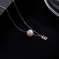 Collier en argent S925 avec perle et pendentif lettre E étincelante sur une chaîne fine - Lettre E