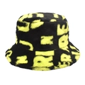 Détail d'un bob en peluche bicolore noir et jaune avec motif de lettres brodées stylé - Jaune