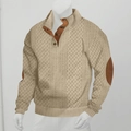 Nahaufnahme des beigen Zopfstrickpullovers mit Stehkragen und Lederflicken am Ellbogen - S / Khaki