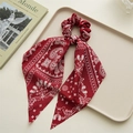 Detail van rode satijnen scrunchie met paisley-patroon en linten op een dienblad - Wijnrood Paisley Lint