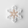 Weißer Schneeflocken Ausstecher und fertiger Lebkuchen mit weißer Zuckerglasur - Schneeflocke Typ C