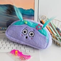 Detail van paars pluche etui met geborduurd cartoongezicht en grappig blauw vezelhaar - Dubbele Paardenstaart met Blauw Lang Haar / Paars meisje