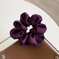 Eleganter dunkelvioletter Satin Haargummi mit weicher Seidentextur und Premium Glanz - Traubenlila