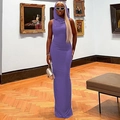 Détail d'une robe maxi violette à capuche sans manches avec coupe ajustée et fente latérale - Violet
