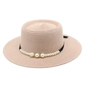 Dettaglio cappello di paglia beige con nastro nero e decorazioni di perle sintetiche - Rosa