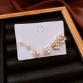 Detalle de pendientes de flores con perlas y strass chapados en oro 18k sobre terciopelo - Juego de pendientes de flores con pin de plata / Dorado (Juego de 6)