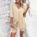Conjunto chic beige de mujer con top con cuello en V y pantalones cortos a juego - S / Albaricoque