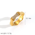 Gouden ring in bamboe-stijl met kristallen strass en maten op een witte basis - Gouden ring in bamboestijl (TR7191) / Goud