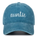 Detail der weißen Auntie-Stickerei auf einer verwaschenen blauen Vintage-Baseballkappe - Verstellbar / Tante / Seeblau