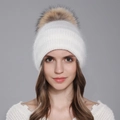 Bonnet en maille blanc cassé pour femme avec un pompon duveteux en fausse fourrure - Blanc