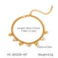 Goldenes Edelstahl-Armband mit Herzanhängern, Zirkonia und Maßangaben auf Weiß - Goldene Weiße Herz-Edelsteinarmband (HC-B20259-WT)