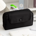 Détail de la trousse noire multifonction avec rabat à bouton et compartiment zippé principal - Noir