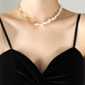 Collana asimmetrica con perle barocche e catena dorata indossata da una modella - Oro/Bianco