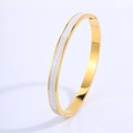 Minimalistische gouden titanium stalen armband met wit emaille inlegwerk - Wit Emaille Gouden Armband