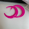 Detailansicht der geometrischen C-förmigen Creolen aus Kunstharz in Rosenrot auf Textur - Silber-Ohrstecker - Rosa