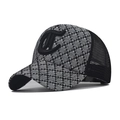 Gorra de béisbol de cuadros con letra C bordada y malla negra vista desde un ángulo de 45 grados - Ajustable / Gris a Cuadros Letra C