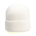 Detailaufnahme der weißen Rippstrick-Beanie mit dicker Textur und breitem, umgeschlagenem Rand - Weiß