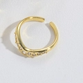 Anello aperto regolabile dorato con una fila di zirconi trasparenti scintillanti - Forma a V Poco Profonda (JZ0462-5) / Oro