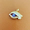 Goldener Evil Eye Anhänger mit Mikropavé Kristallen und blauem Emaille auf Leder - 2-Gold Wimpern Böser Blick
