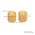 Vue détaillée des boucles d'oreilles cœur en acier doré avec texture matelassée chic - Style Rectangulaire Matelassé (E352)
