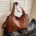 Borsa tote vintage marrone cognac con rivetti e tracolla regolabile di grande capacità - Cuoio