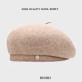 Minimalistische khakifarbene Wollbaskenmütze für Damen mit rundem Metallemblem - Einheitsgröße (54-58cm) / Khaki
