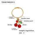 Detailoverzicht van kersenhanger ring met rode emaille en zirkonia bladeren op wit - Ring / US 7 / Goud