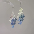 Detail der silbernen Hohl-Schmetterlings-Ohrhänger mit blau-weißem Farbverlauf-Effekt - Blau Weißer Farbverlauf Schmetterlingshaken Stil