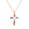 Collana a croce dorata con gemme colorate e centro a cuore traforato su sfondo bianco - Croce Cuore Colorata / Oro