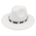 Détail d'un chapeau fedora en feutre blanc avec ceinture noire et clous métalliques - M (56-58cm) / Blanc