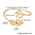 Détail du bracelet en acier plaqué or 18k avec motif corail et perles de coquillage - Style Perle de Corail (Z447) / Or