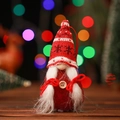 Gnome de Noël fait main avec bonnet en tricot rouge et barbe blanche sur fond sombre - Style Chapeau Flocon De Neige Rouge