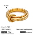 Makro-Detailansicht des goldenen Edelstahlrings mit 0,9 cm Breite und Steppmuster-Textur - Minimalistischer Breiter Oberflächenstil (JDR2405091-8)