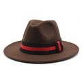 Πλάγια όψη καφέ μάλλινου καπέλου fedora με διακοσμητική ταινία σε μαύρο και κόκκινο - M(56-58cm) / Καφέ