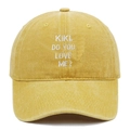 Dettaglio del ricamo bianco KIKI DO YOU LOVE ME su cappello da baseball vintage in cotone - Giallo