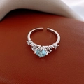 Zilveren open ring met ovale blauwe zirkoon en kleine diamanten op leer en zijde - 74# Ring-Zilver-Blauw