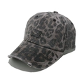 Detalle de gorra de béisbol vintage de leopardo con efecto desgastado y bordado S - M / Gris Oscuro Leopardo