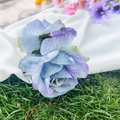 Molletta per capelli a forma di rosa blu sfumata su tessuto bianco ed erba - 15CM / Blu
