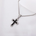 Collana croce d'argento con pietra nera e diamanti su sfondo di seta bianca - Ciondolo a croce / Nero