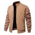 Gedetailleerde close-up van heren gewatteerde jas met ruitpatroon en dikke fleece textuur - S / camel