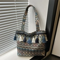 Boheemse geweven shopper met blauwe chevron-patronen en kleurrijke kwastjes details - Meerblauw