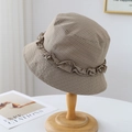Dettaglio cappello a secchiello a quadri marroni con rifinitura in pizzo a balze - Taglia Unica(Regolabile) / Cachi