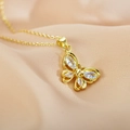 Primer plano del colgante de mariposa dorada con cristales claros y elegante diseño calado - Dorado