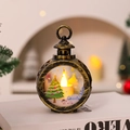 Detail der weihnachtlichen Laterne mit LED-Kerze und Schneemann auf weißen Büchern - Runder Bronze Weihnachtsbaum