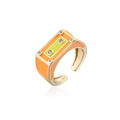 Dettaglio anello a forma di cassetta retrò con smalto arancione, verde e gemma viola - Aperto Regolabile / Arancio Verde (11952)