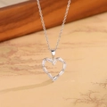 Dettaglio della collana con ciondolo a cuore e zircone rettangolare in finitura argento - Catena a Croce Argento (XL0846-1)